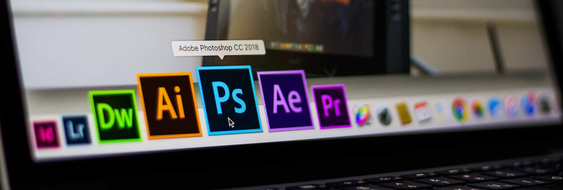 Photo d'un ordinateur portable sur lequel on peut voir l'icone d'Adobe Photoshop