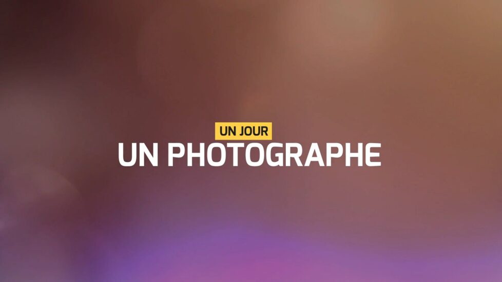 Screenshot de la vidéo montrant le texte d'intro "Un jour un photographe"